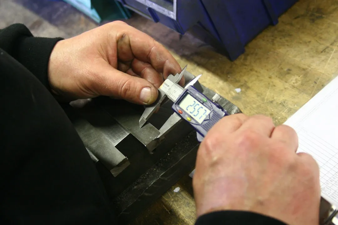 LED灯具散热技术对比:铝基板与陶瓷基板的性能差异